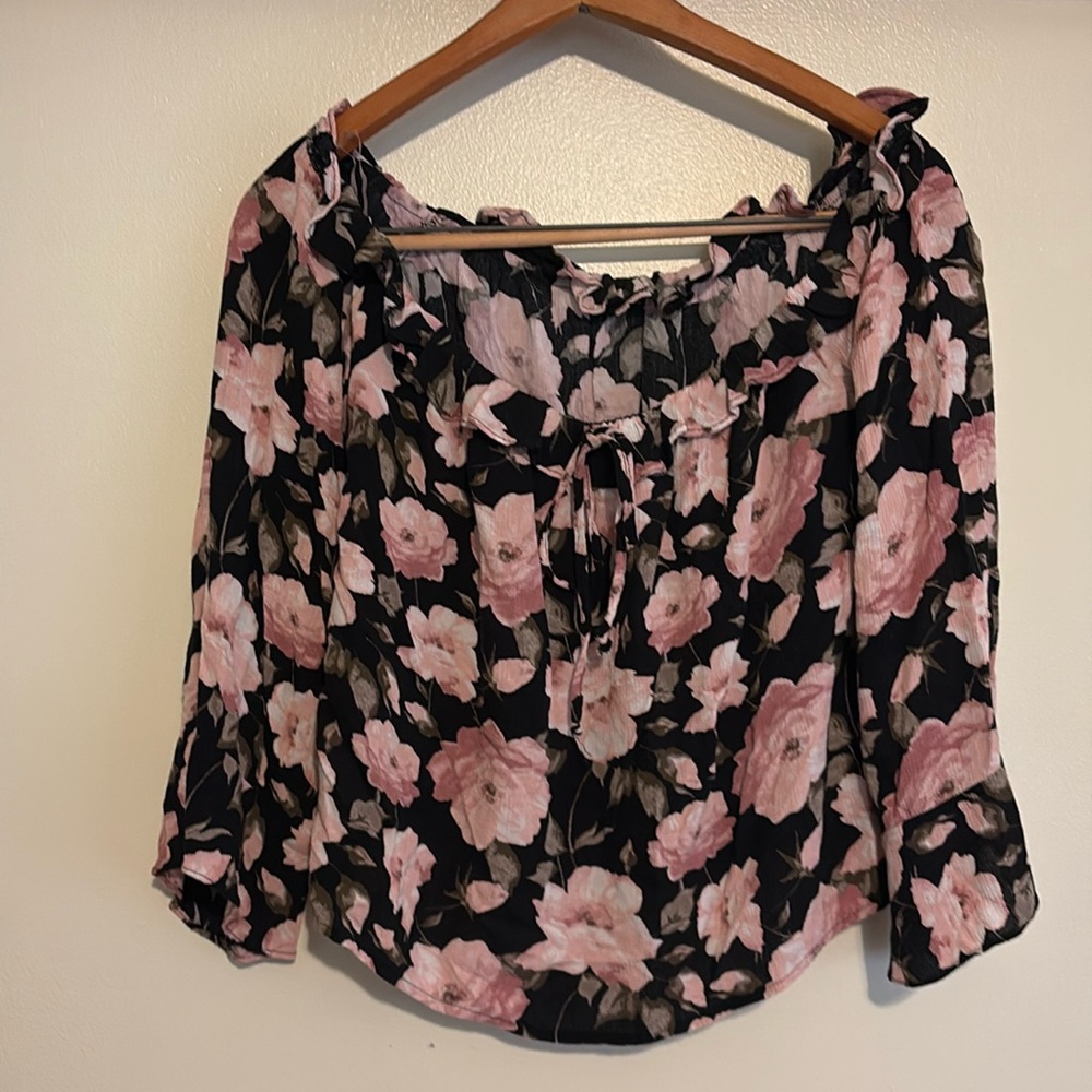 AMERICAN EAGLE BLACK FLORAL TOP MEDIUM